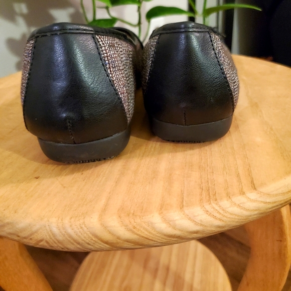 Craft and Borrow Ortholite Flats - Black and Grey with buckles - Size 8m - Picture 5 of 8